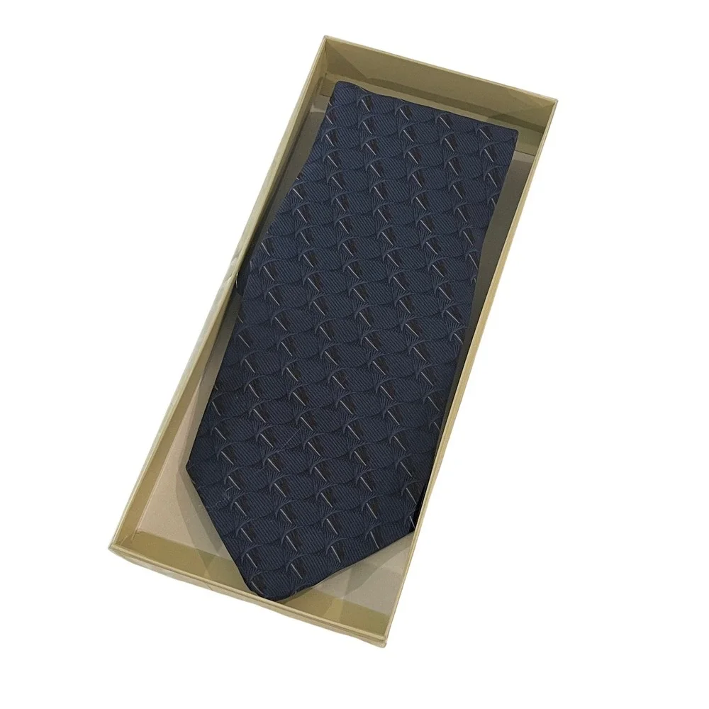 00241 -Bill Blass Geometric Mens Silk Necktie Blue Patterned Designer Formal NWT